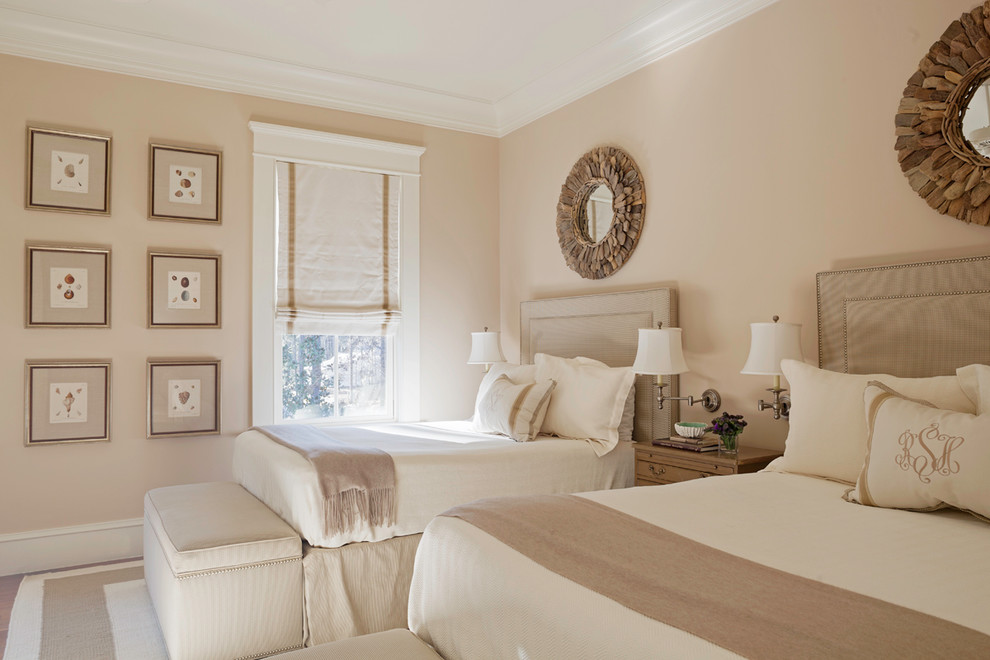 Ejemplo de habitación de invitados clásica con paredes beige