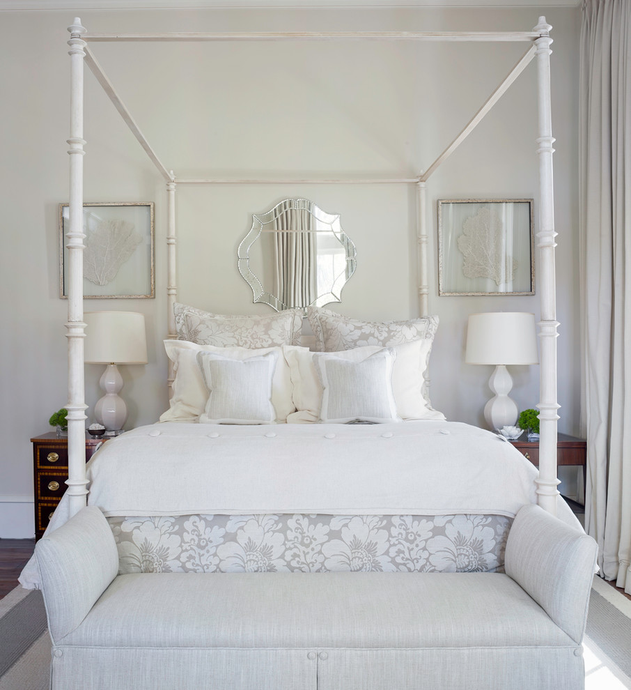 アトランタにあるトラディショナルスタイルのおしゃれな寝室 (白い壁、濃色無垢フローリング)