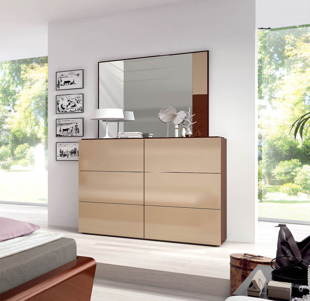 Imagen de dormitorio principal minimalista de tamaño medio