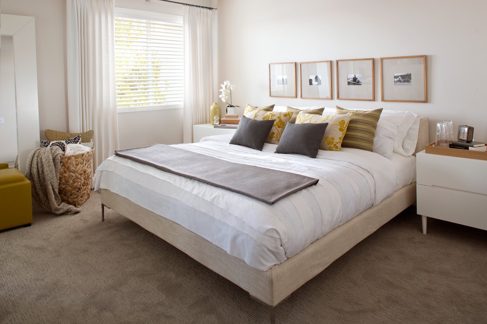 Пример оригинального дизайна: спальня в современном стиле с бежевыми стенами и ковровым покрытием