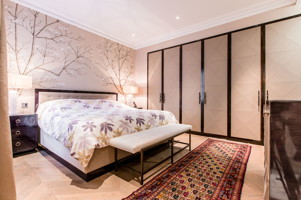 Идея дизайна: спальня в современном стиле с серыми стенами и светлым паркетным полом