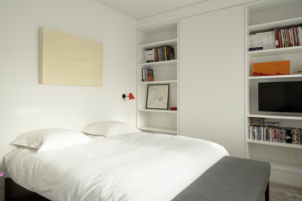 Стильный дизайн: спальня в стиле модернизм с белыми стенами и телевизором - последний тренд