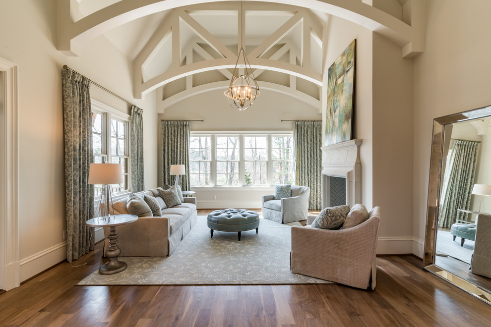 Geräumiges Klassisches Schlafzimmer mit beiger Wandfarbe, braunem Holzboden, Kamin, Kaminumrandung aus Stein und braunem Boden in Atlanta