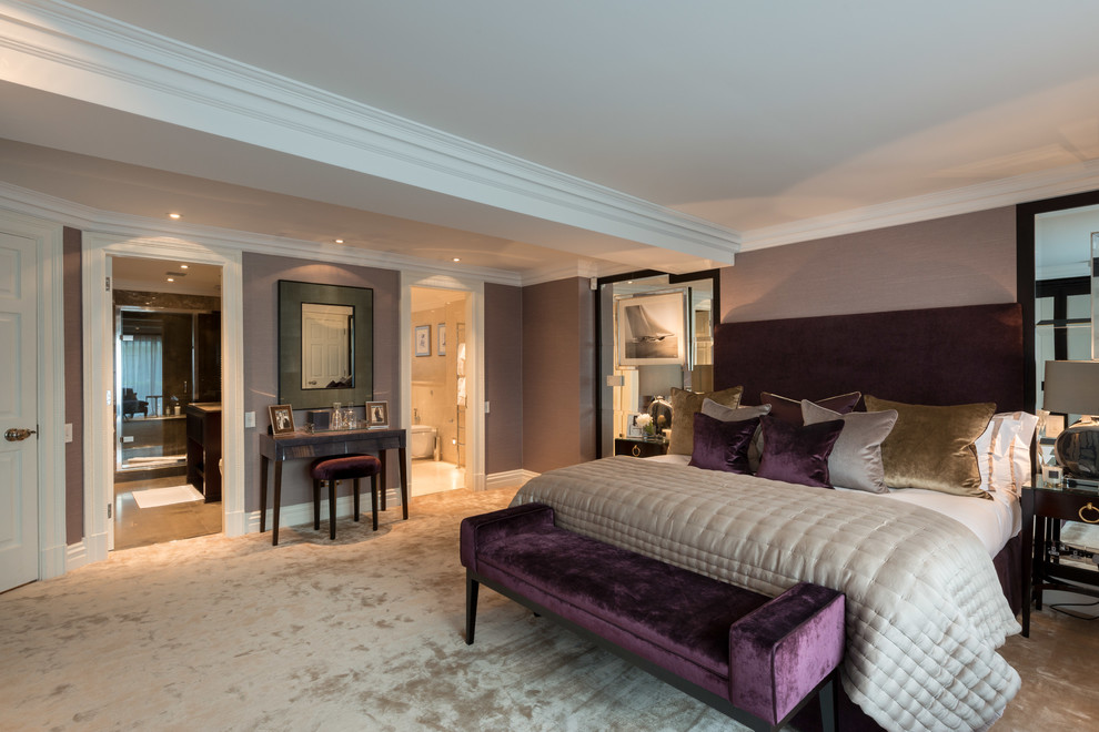 Modelo de dormitorio principal tradicional renovado grande con paredes púrpuras y moqueta
