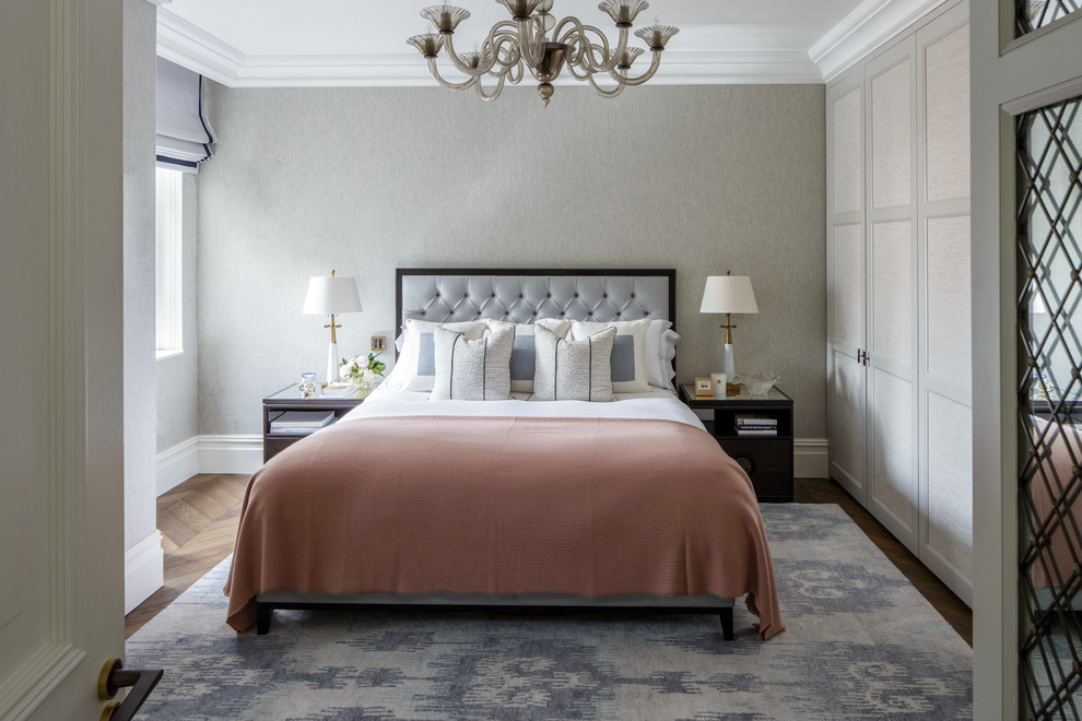 Foto de dormitorio clásico renovado de tamaño medio con paredes grises, suelo de madera en tonos medios y suelo marrón