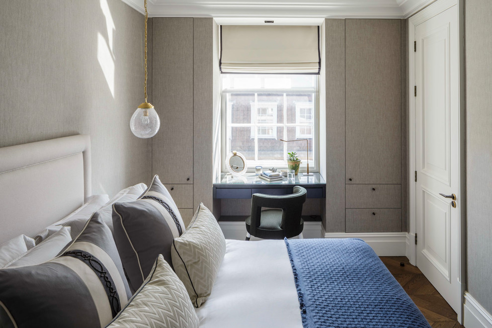Идея дизайна: спальня среднего размера в стиле неоклассика (современная классика) с серыми стенами, паркетным полом среднего тона и коричневым полом
