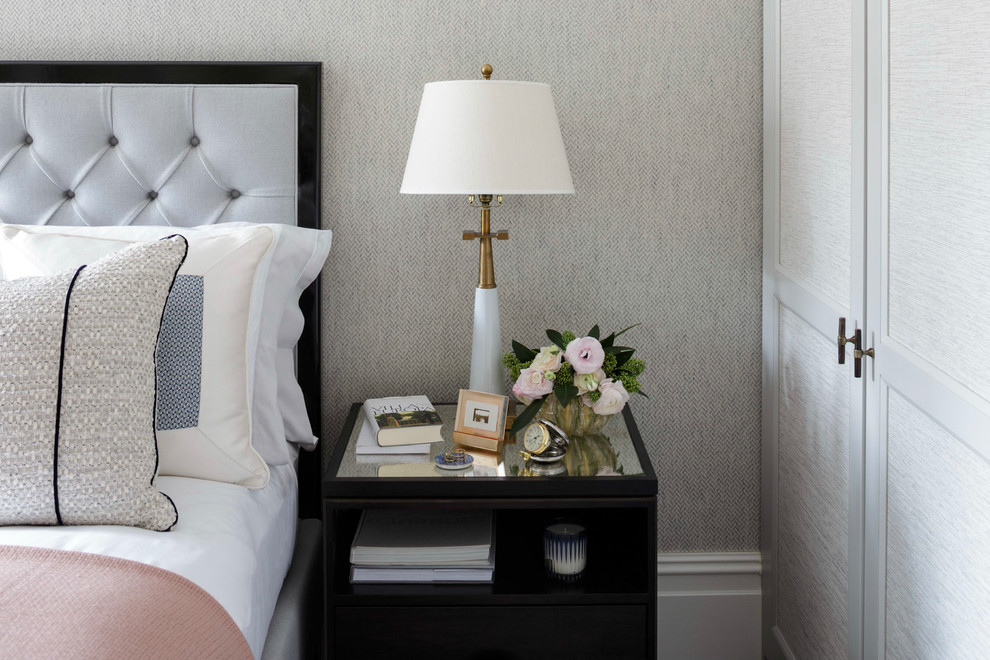 На фото: спальня среднего размера в стиле неоклассика (современная классика) с серыми стенами, паркетным полом среднего тона и коричневым полом