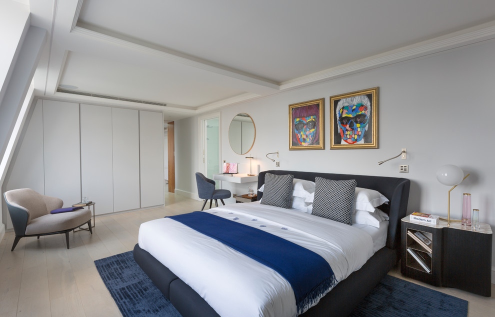 Идея дизайна: хозяйская спальня среднего размера в стиле модернизм с серыми стенами, светлым паркетным полом и серым полом