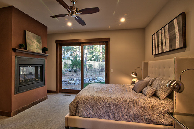 Diseño de dormitorio principal rústico de tamaño medio con moqueta, chimenea lineal, paredes beige y marco de chimenea de metal