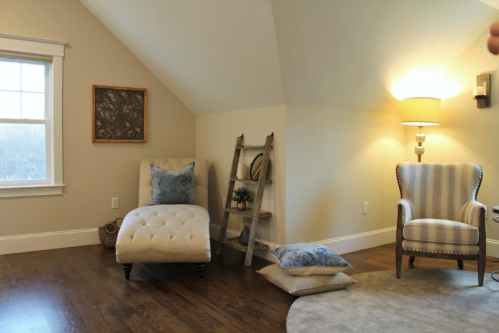 Inspiration pour une très grande chambre parentale traditionnelle avec un mur beige, parquet foncé et un sol marron.