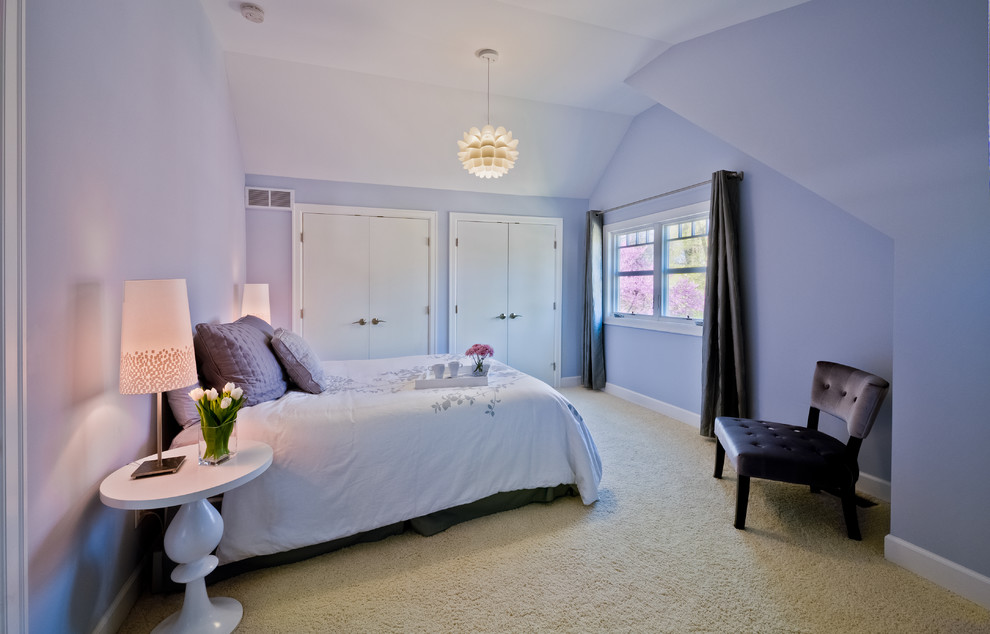 Ejemplo de habitación de invitados contemporánea grande con paredes azules y moqueta