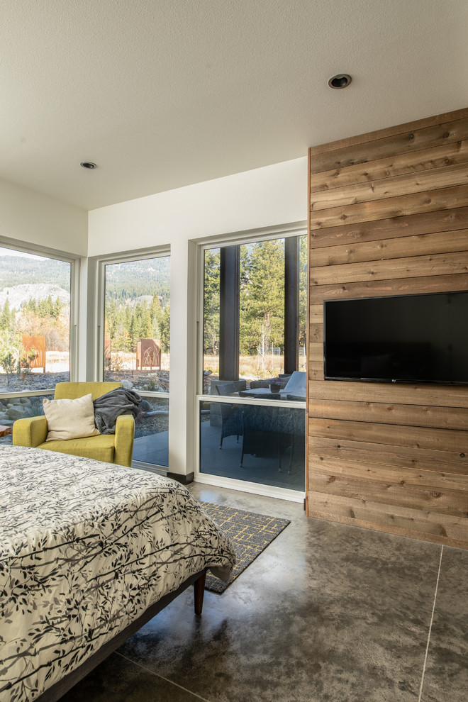 Ejemplo de dormitorio principal minimalista grande con paredes blancas, suelo de cemento y suelo beige