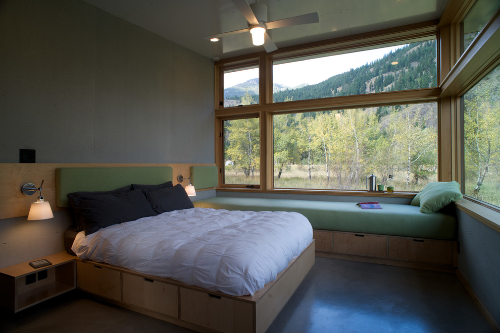 Стильный дизайн: маленькая хозяйская спальня в современном стиле с бетонным полом и серыми стенами без камина для на участке и в саду - последний тренд