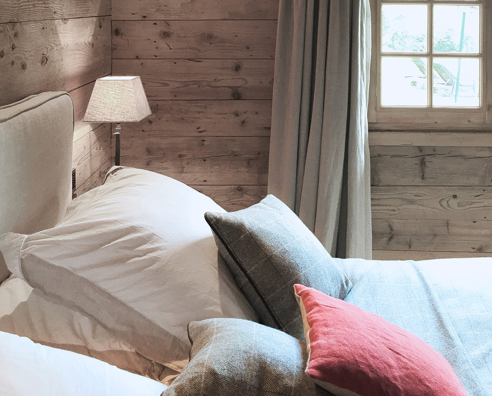 Ejemplo de dormitorio principal de estilo de casa de campo de tamaño medio con suelo de madera clara