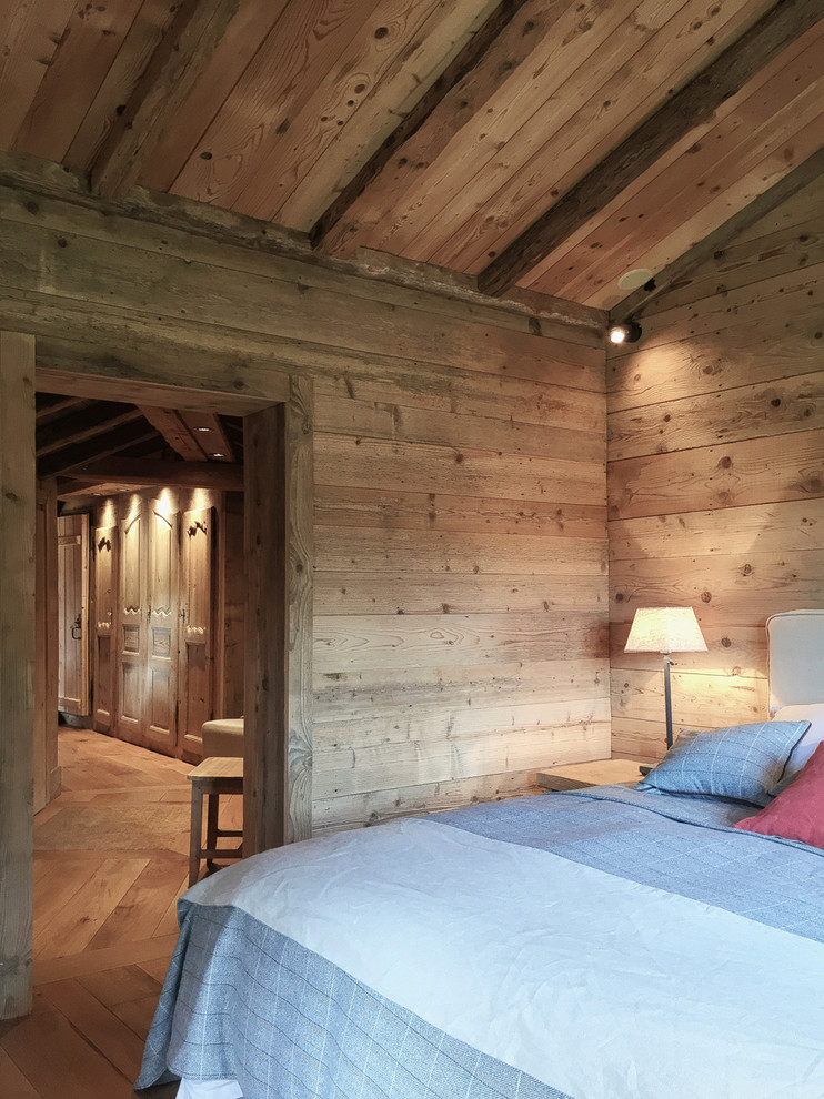 Mittelgroßes Landhausstil Hauptschlafzimmer mit hellem Holzboden in Lyon