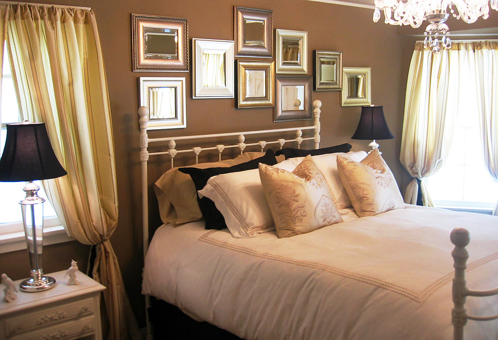 Идея дизайна: хозяйская спальня среднего размера в стиле шебби-шик с коричневыми стенами и паркетным полом среднего тона