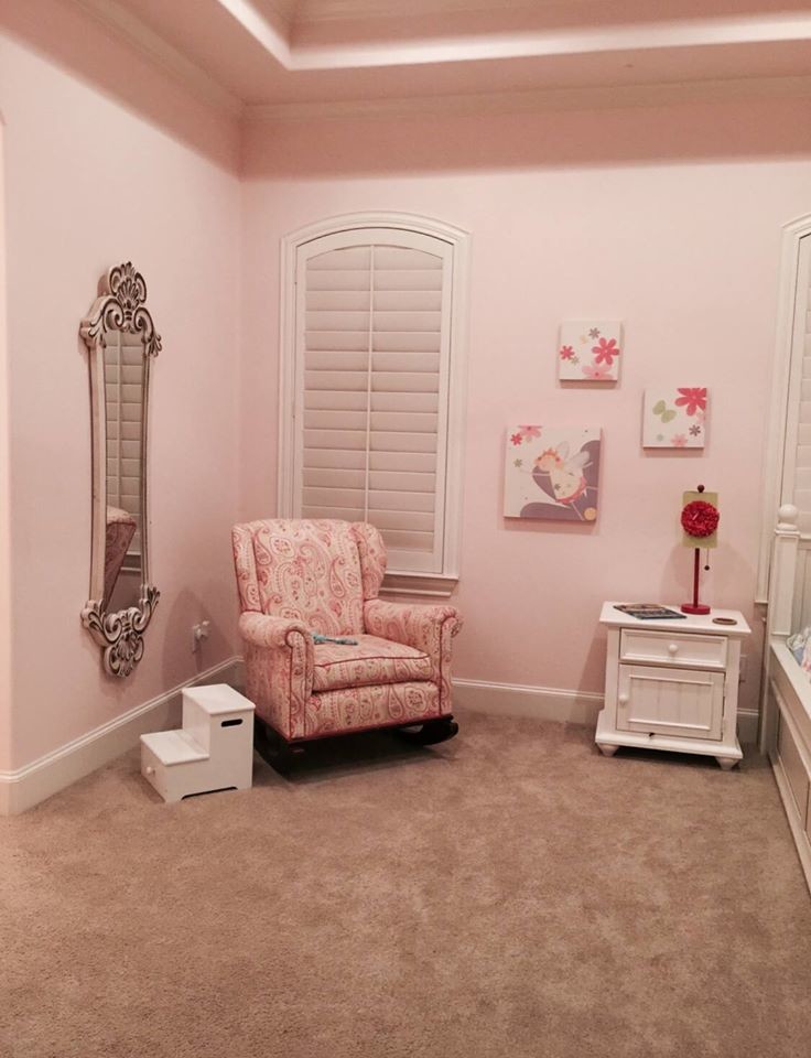 Bedroom - large shabby-chic style carpeted bedroom idea in Austin with no fireplace and pink walls