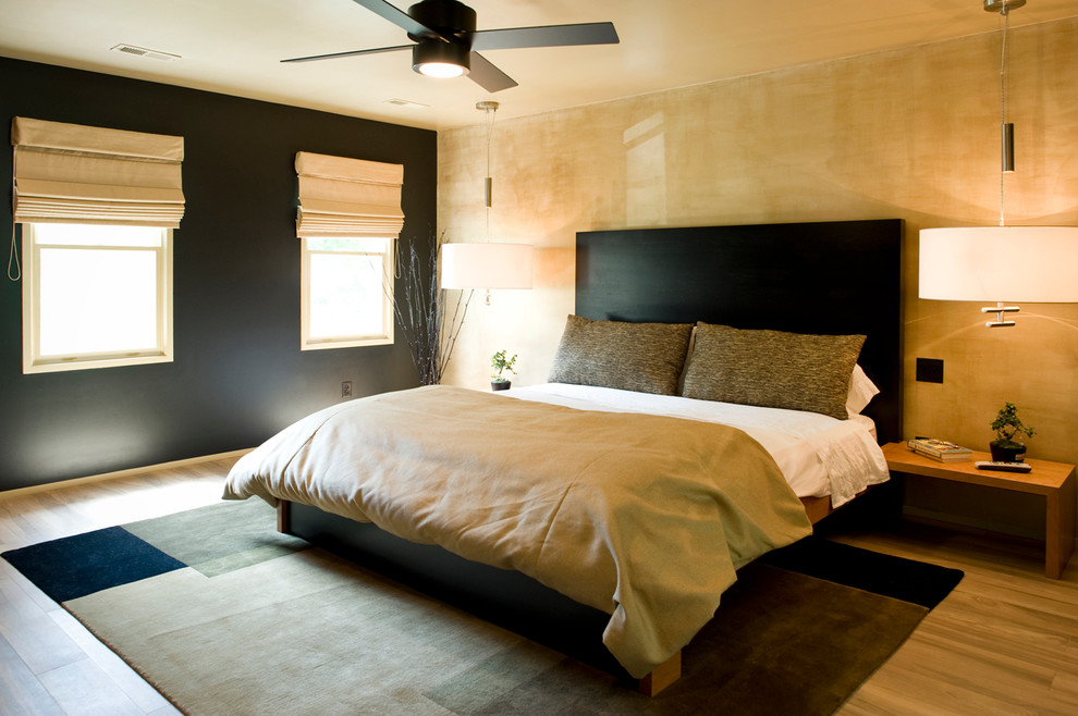 Großes Asiatisches Hauptschlafzimmer ohne Kamin mit schwarzer Wandfarbe, braunem Holzboden und braunem Boden in Raleigh