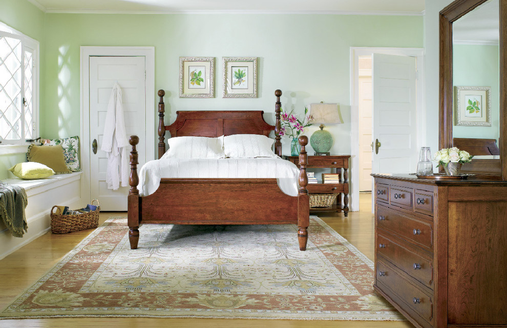 Modelo de dormitorio principal de estilo americano grande con paredes verdes y suelo vinílico