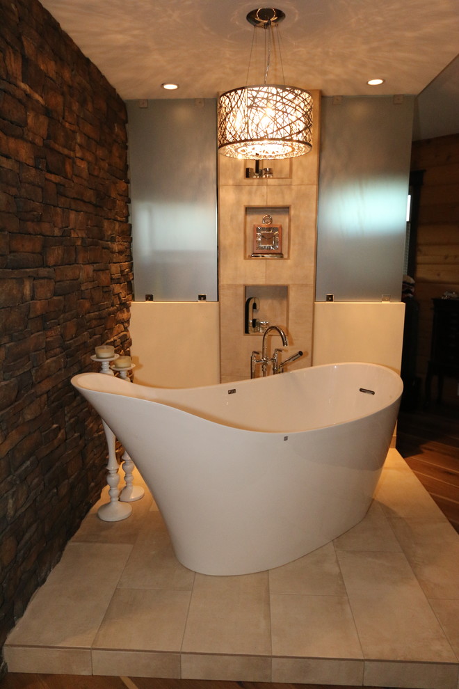 На фото: огромная ванная комната в стиле рустика с белыми стенами и светлым паркетным полом с