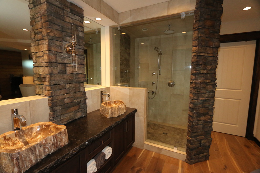 Immagine di un'ampia stanza da bagno rustica con pareti bianche e parquet chiaro