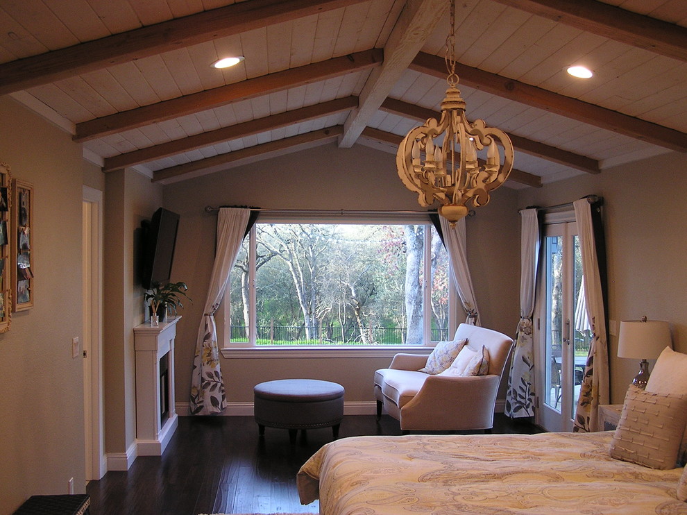 Mittelgroßes Klassisches Hauptschlafzimmer mit beiger Wandfarbe, dunklem Holzboden, Kamin und Kaminumrandung aus Holz in Sacramento