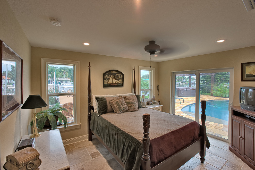 Ejemplo de habitación de invitados clásica de tamaño medio sin chimenea con paredes beige y suelo de travertino