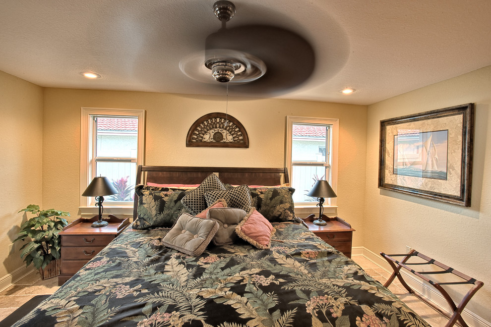 Mittelgroßes Eklektisches Hauptschlafzimmer ohne Kamin mit beiger Wandfarbe und Travertin in Tampa