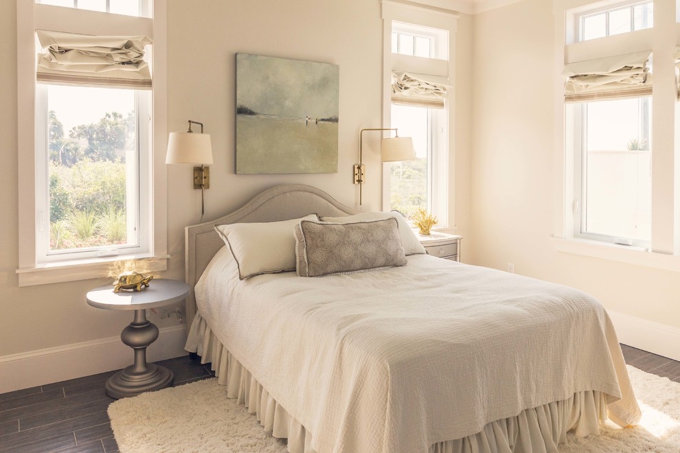 Imagen de habitación de invitados contemporánea de tamaño medio sin chimenea con paredes beige y suelo vinílico