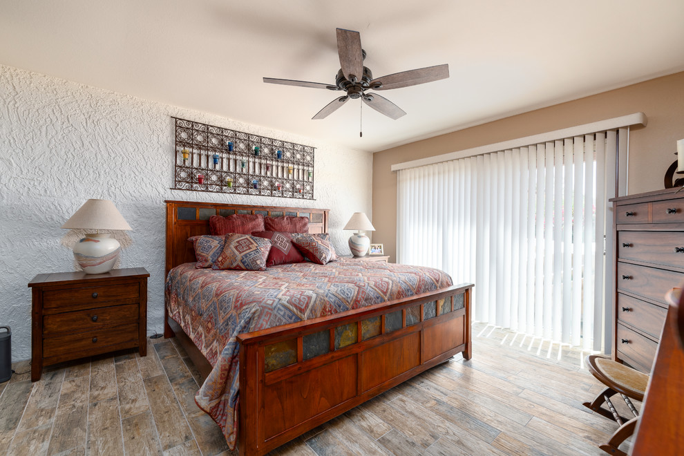 Diseño de dormitorio principal de estilo americano de tamaño medio sin chimenea con paredes beige, suelo de baldosas de cerámica y suelo multicolor