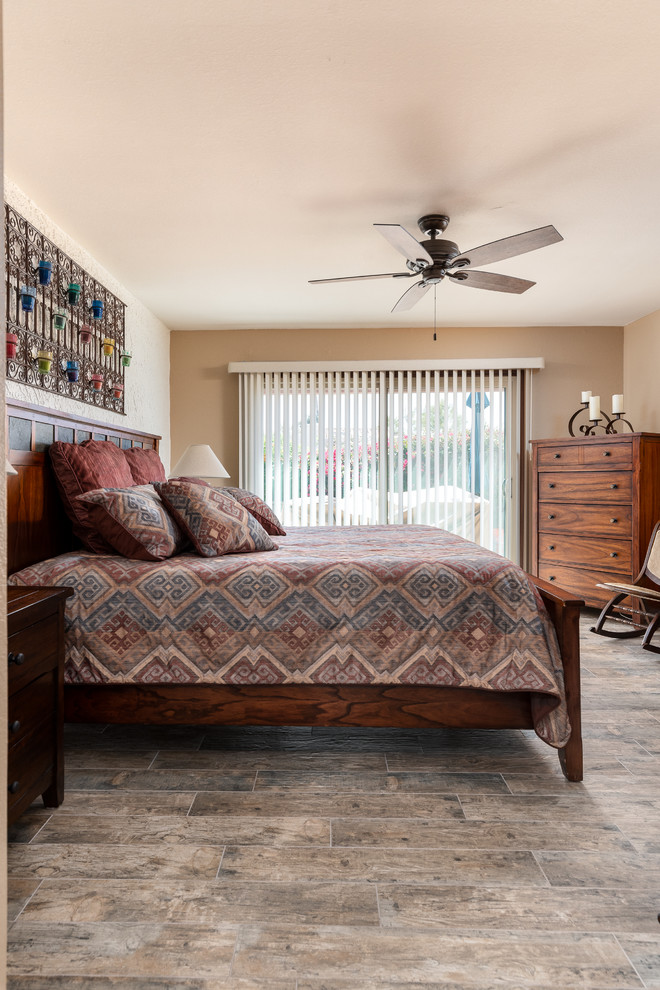 Стильный дизайн: хозяйская спальня среднего размера в стиле фьюжн с бежевыми стенами, полом из керамической плитки и разноцветным полом без камина - последний тренд