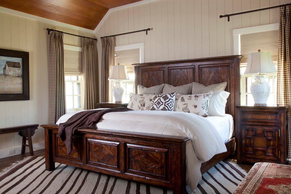 Immagine di una camera da letto stile rurale con pareti beige, parquet scuro e nessun camino