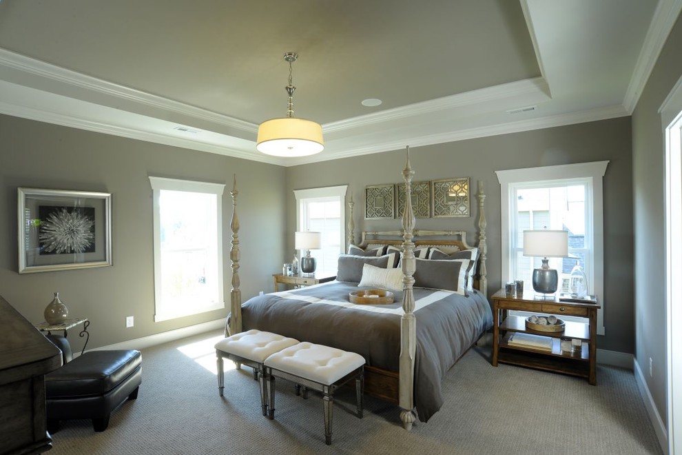 Modelo de dormitorio gris y principal costero con paredes grises, moqueta, suelo gris y bandeja
