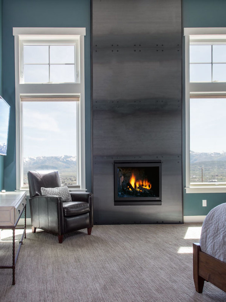 Foto de dormitorio principal minimalista con moqueta, todas las chimeneas y marco de chimenea de metal