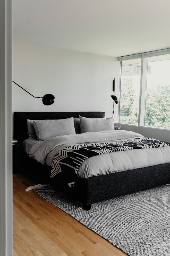 Modelo de habitación de invitados escandinava pequeña sin chimenea con paredes blancas, suelo de madera clara y suelo beige