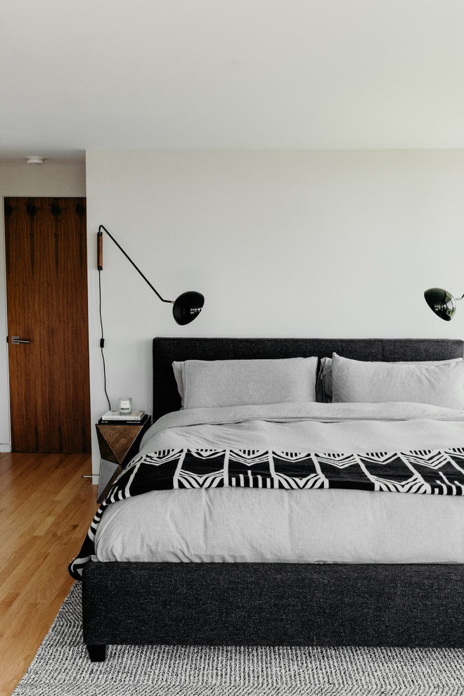 Свежая идея для дизайна: маленькая гостевая спальня (комната для гостей) в скандинавском стиле с белыми стенами, светлым паркетным полом и бежевым полом без камина для на участке и в саду - отличное фото интерьера