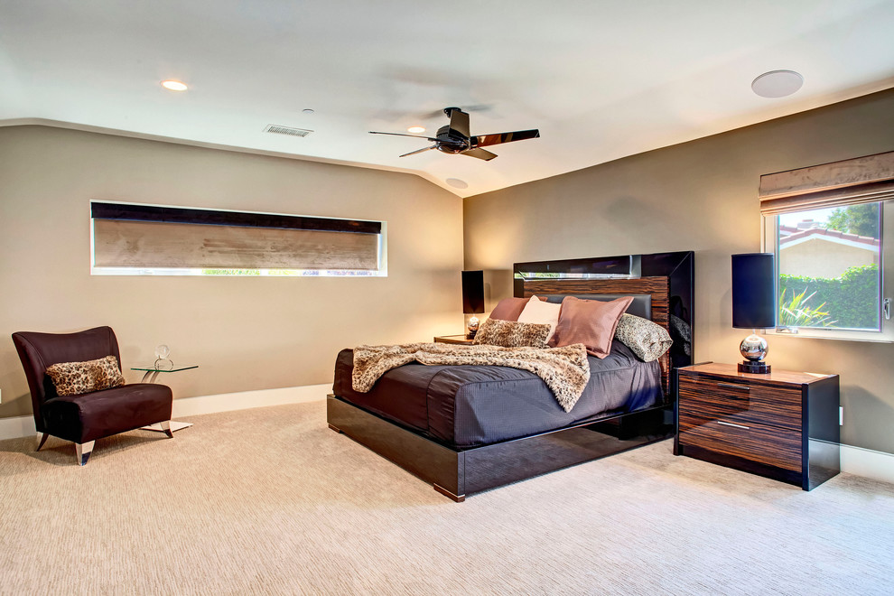 Foto de dormitorio principal contemporáneo con paredes beige y moqueta