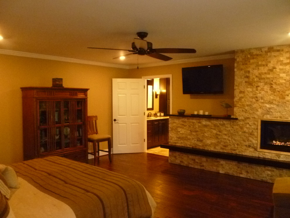 ナッシュビルにある中くらいなコンテンポラリースタイルのおしゃれな主寝室 (ベージュの壁、濃色無垢フローリング、標準型暖炉、石材の暖炉まわり) のレイアウト