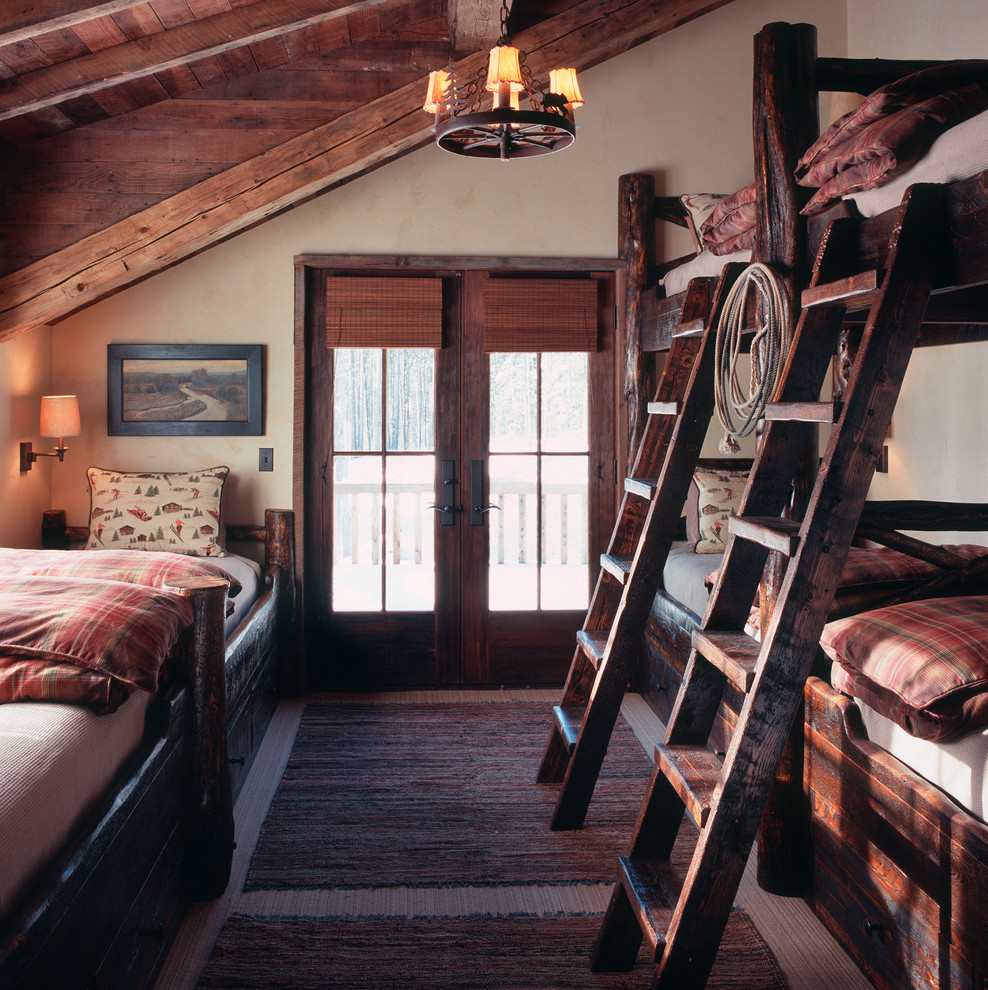 На фото: гостевая спальня (комната для гостей) в стиле рустика с бежевыми стенами