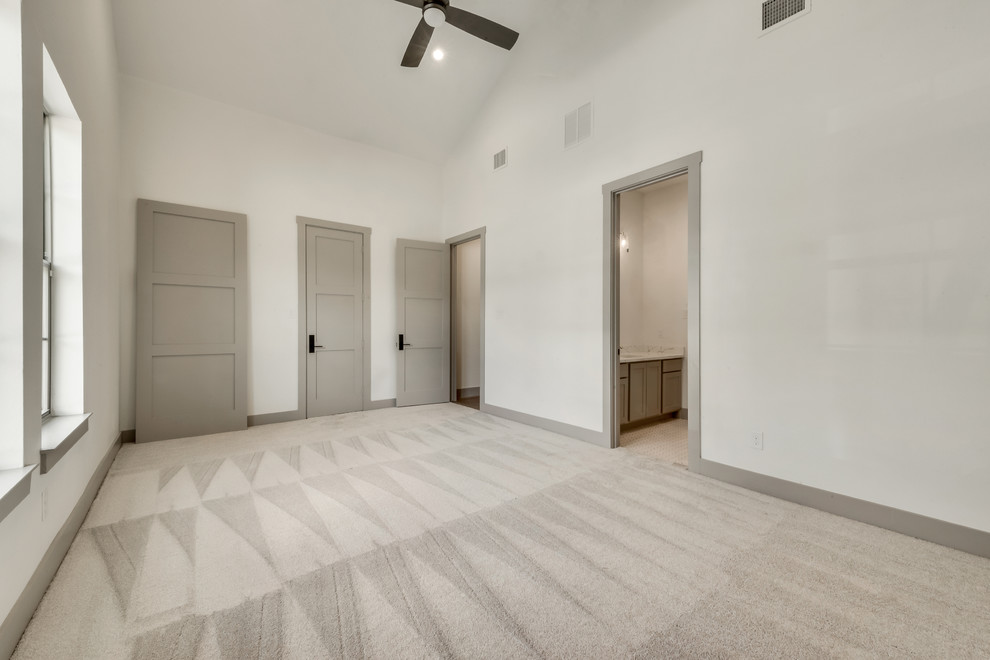 Idee per una camera degli ospiti country di medie dimensioni con pareti bianche, moquette e pavimento grigio