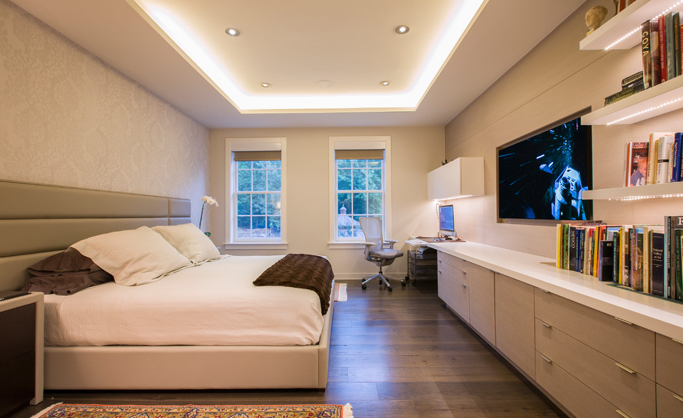 Imagen de dormitorio principal clásico renovado de tamaño medio con paredes beige y suelo de madera en tonos medios