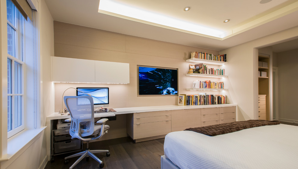 Foto de dormitorio principal clásico renovado de tamaño medio con paredes blancas y suelo de madera en tonos medios