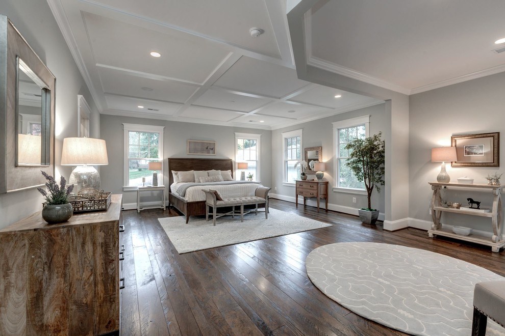 Großes Country Hauptschlafzimmer ohne Kamin mit grauer Wandfarbe und dunklem Holzboden in Washington, D.C.