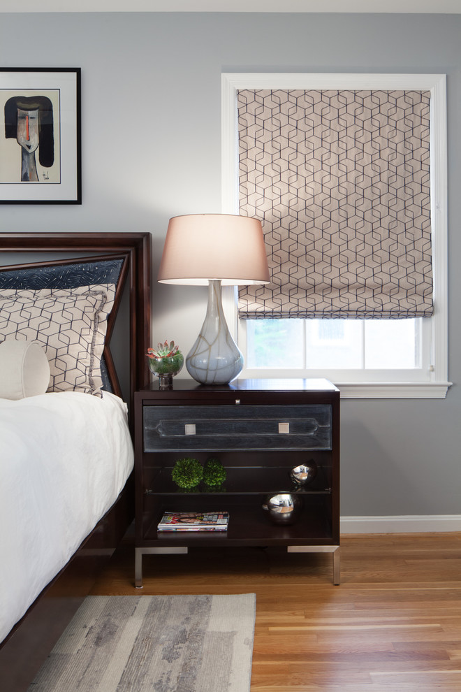 Пример оригинального дизайна: хозяйская спальня среднего размера в стиле ретро с серыми стенами, паркетным полом среднего тона и оранжевым полом без камина