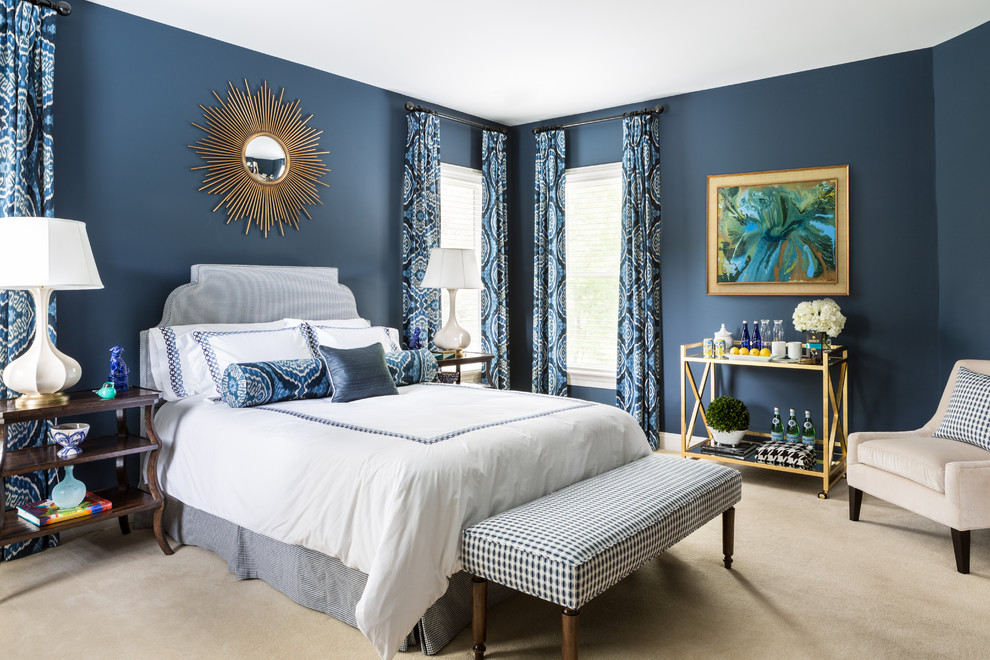 Ejemplo de habitación de invitados clásica renovada de tamaño medio sin chimenea con paredes azules y moqueta