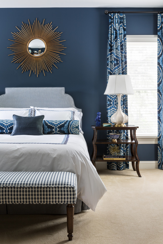 Immagine di una camera degli ospiti chic di medie dimensioni con pareti blu, moquette e nessun camino