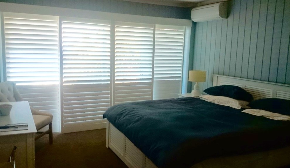 Стильный дизайн: спальня среднего размера на антресоли в морском стиле с серыми стенами, бетонным полом и белым полом - последний тренд