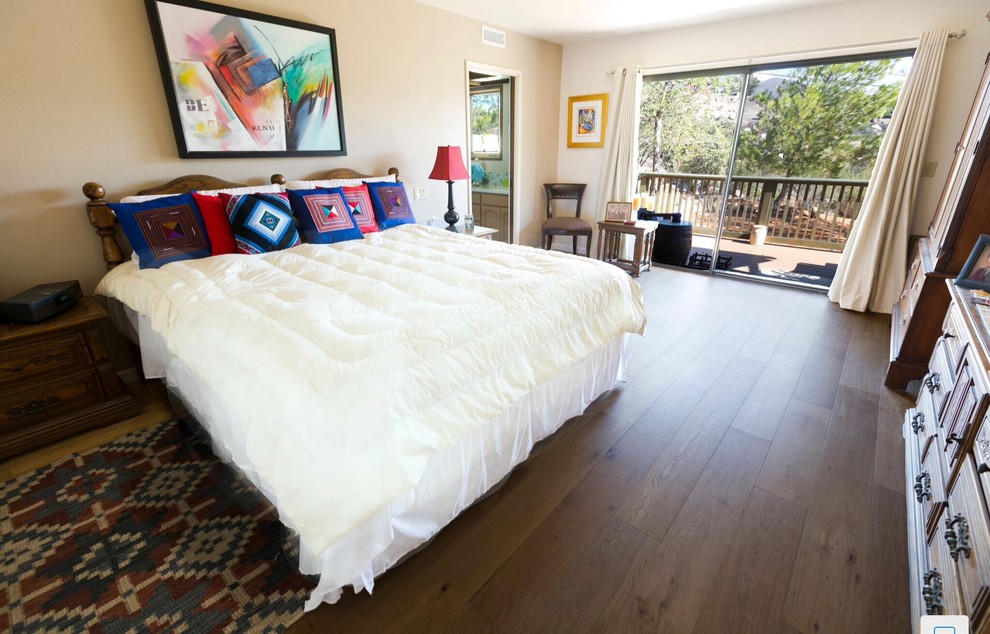 Diseño de dormitorio principal de estilo americano grande con paredes beige y suelo de madera clara