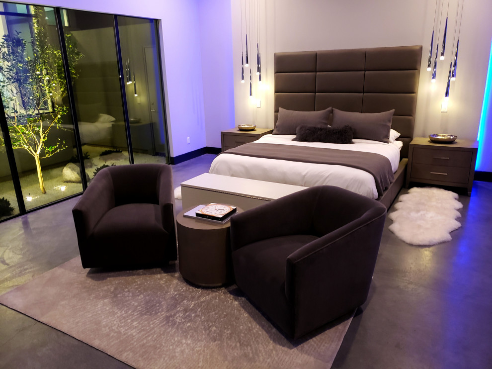 Стильный дизайн: большая хозяйская спальня в стиле модернизм с серыми стенами, бетонным полом, серым полом и многоуровневым потолком - последний тренд