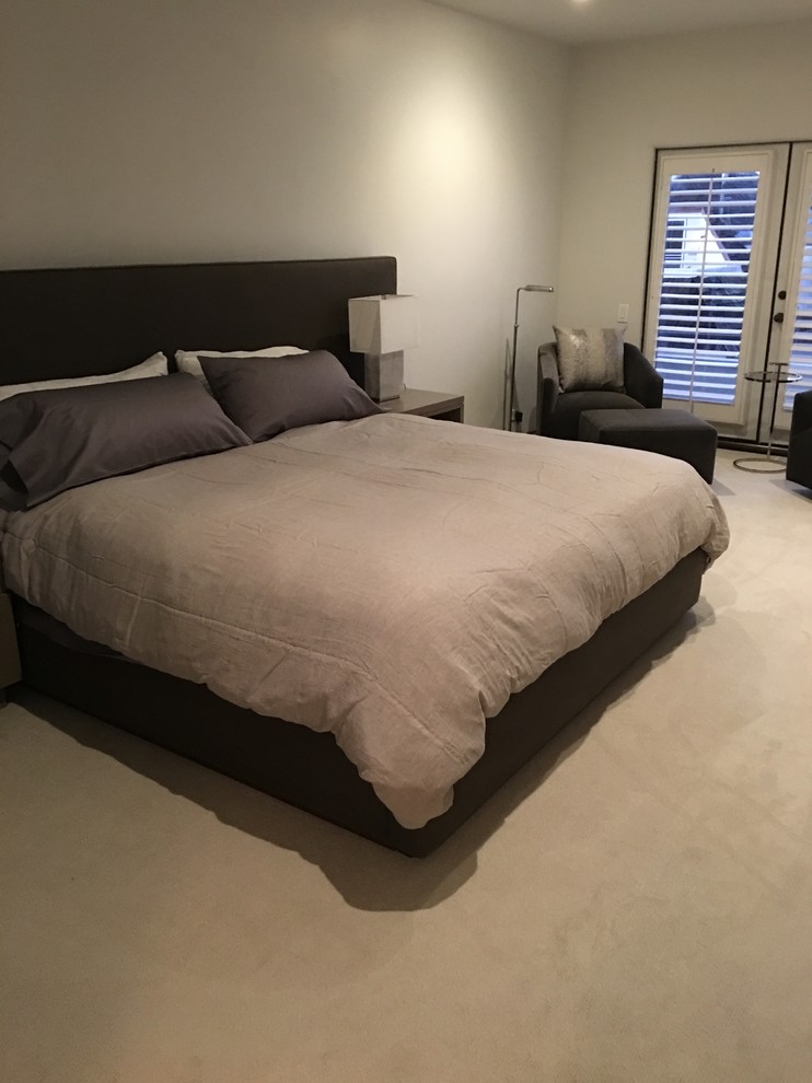 Imagen de dormitorio principal minimalista grande con paredes blancas y moqueta